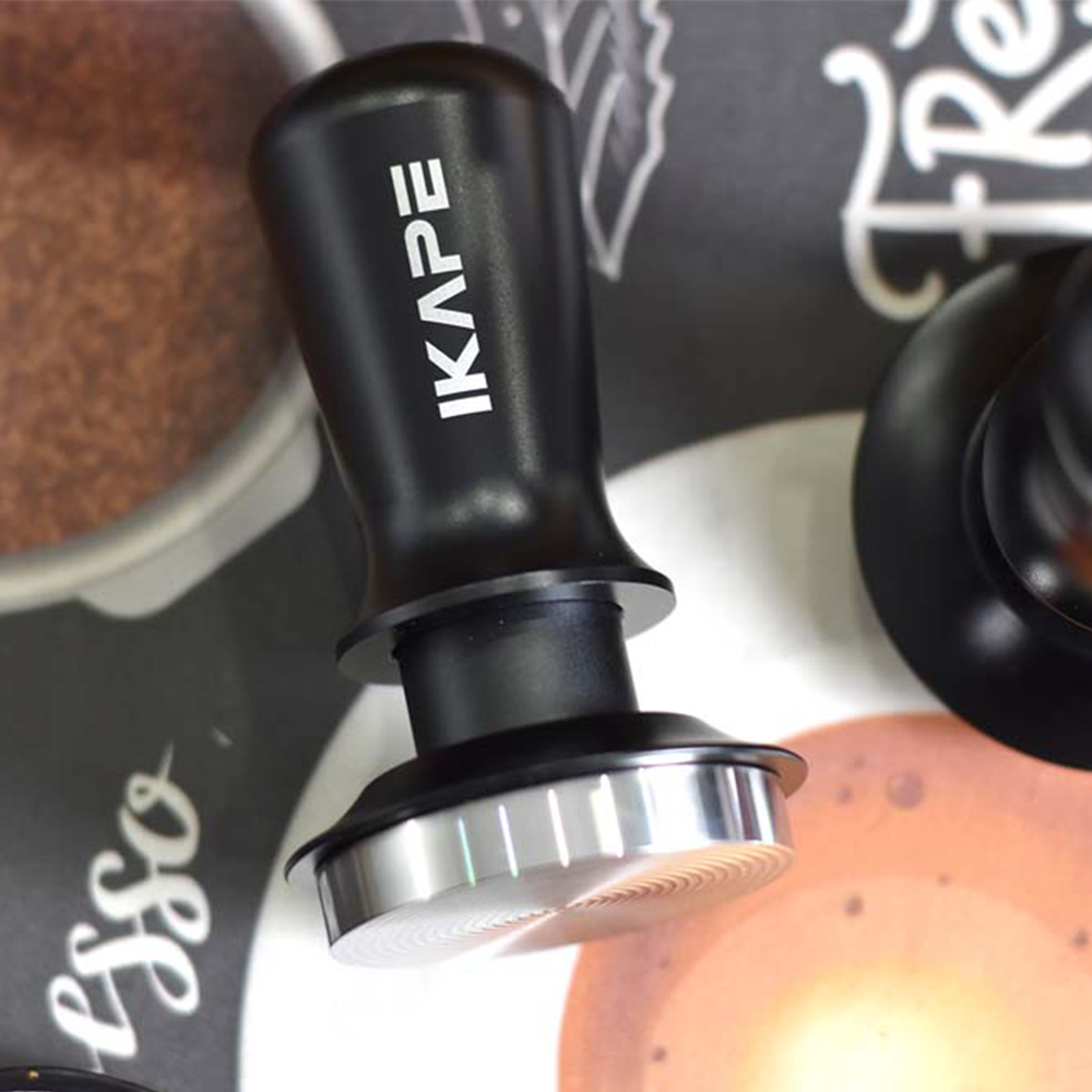IKAPE Espresso Tamper 51 Mm – Gefedert, Kalibriert, Mit Walnuss-Griff – Für Siebträger Mit Flachem Boden