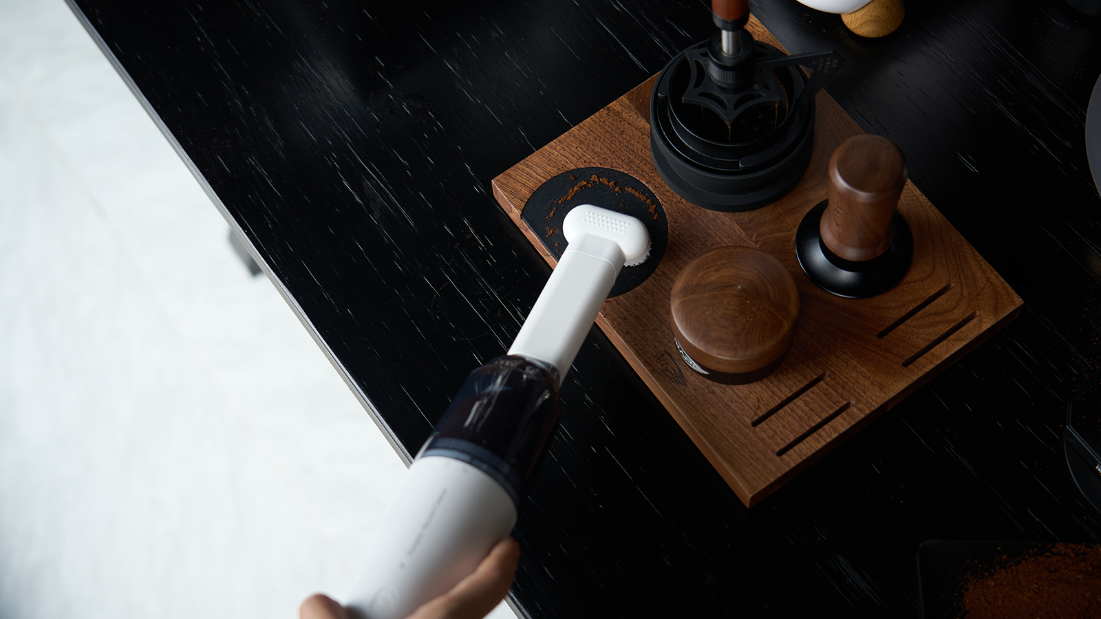 Portable-Coffee-Vacuum-Cleaner-keep-yourr-coffee-bar-cleaning